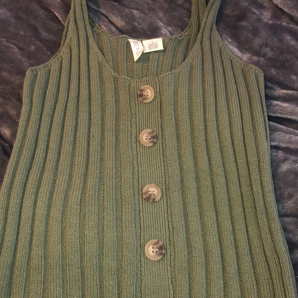 green tank with buttons